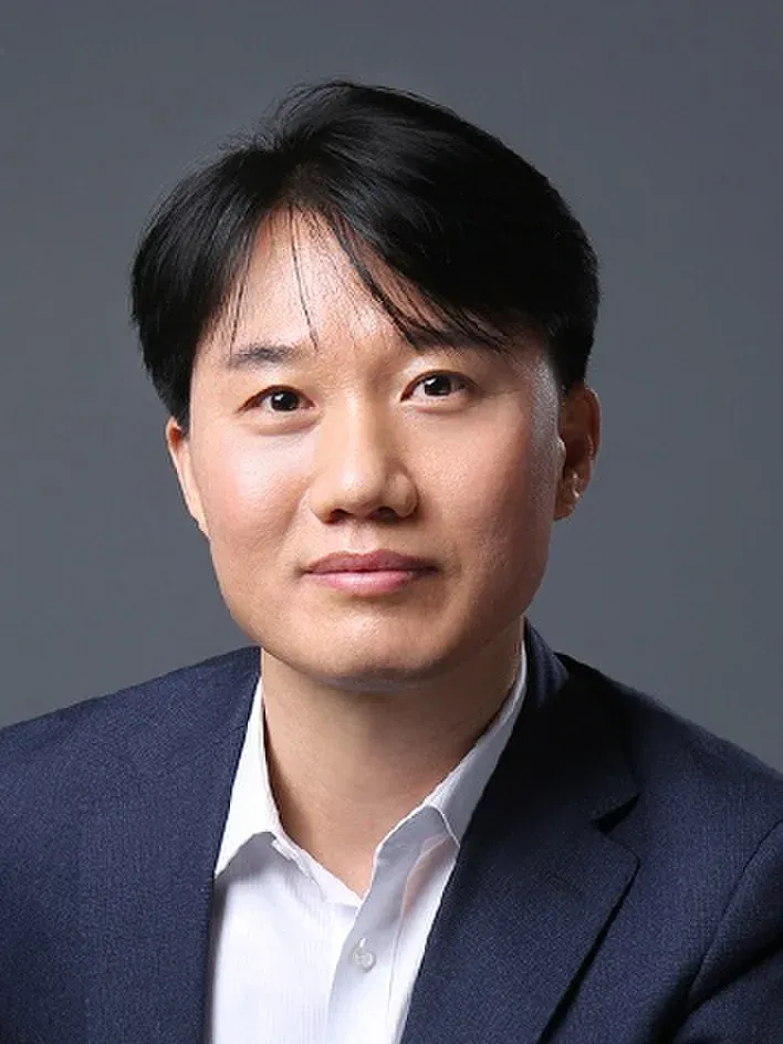 지병근 대표세무사 얼굴 클로즈업 프로필 사진