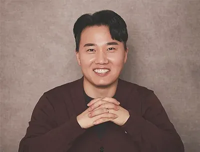 기흥지점 지병규 세무사가 손을 모으고 웃는 프로필 사진