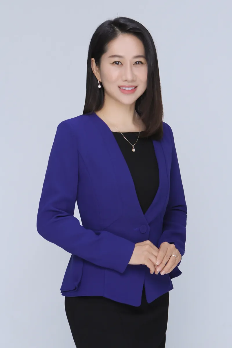 수지본점 김영선 세무사가 파란 재킷을 입고 서 있는 프로필 사진